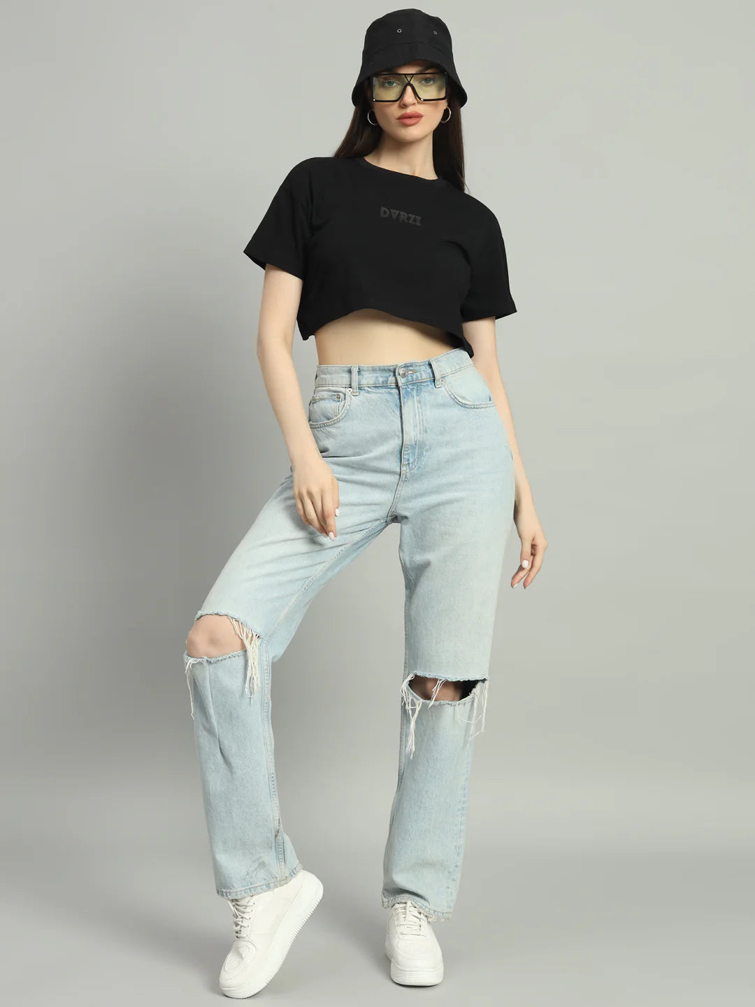 Black cropped T-shirt with DVRZI logo, short sleeves, and crew neck