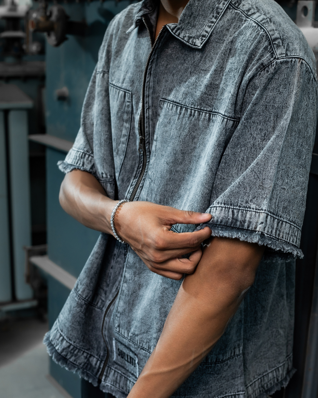 Denim zip-front jacket with flap chest pockets and frayed hemline