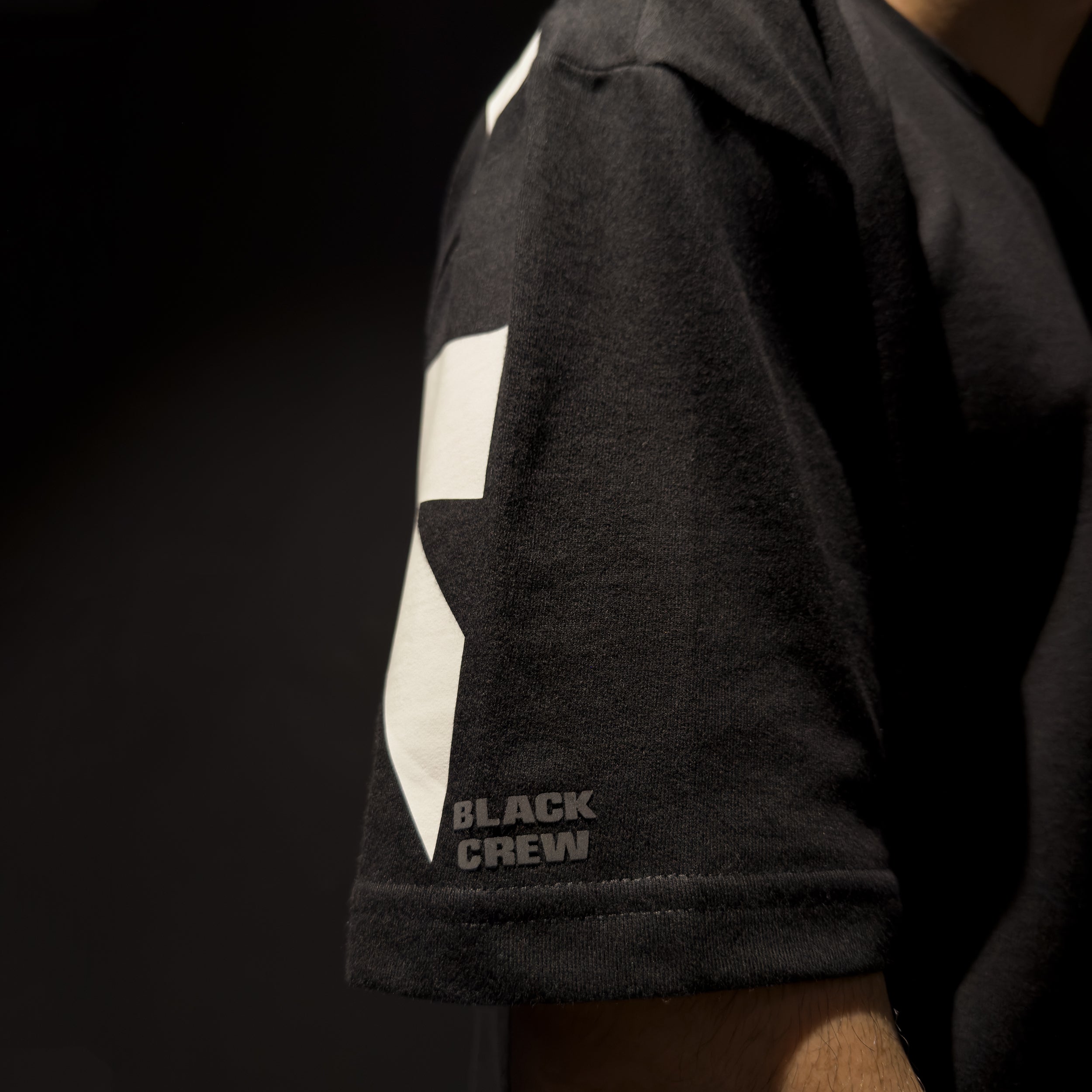 BLACK CORE REFLECTIVE TEE