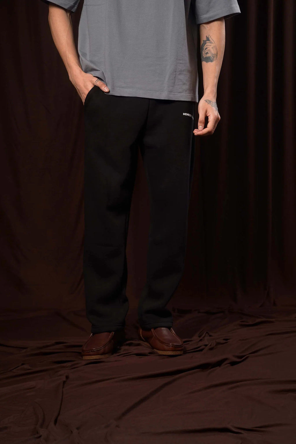 BLACK STRAIGHT LEG SWEATPANTS