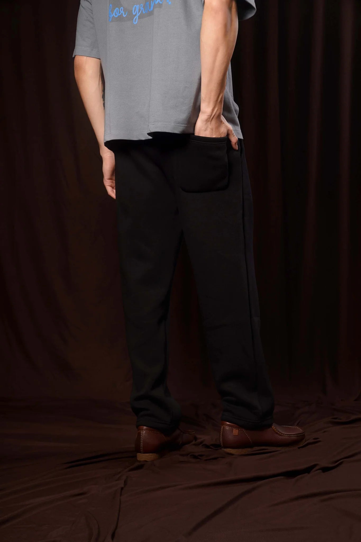 BLACK STRAIGHT LEG SWEATPANTS