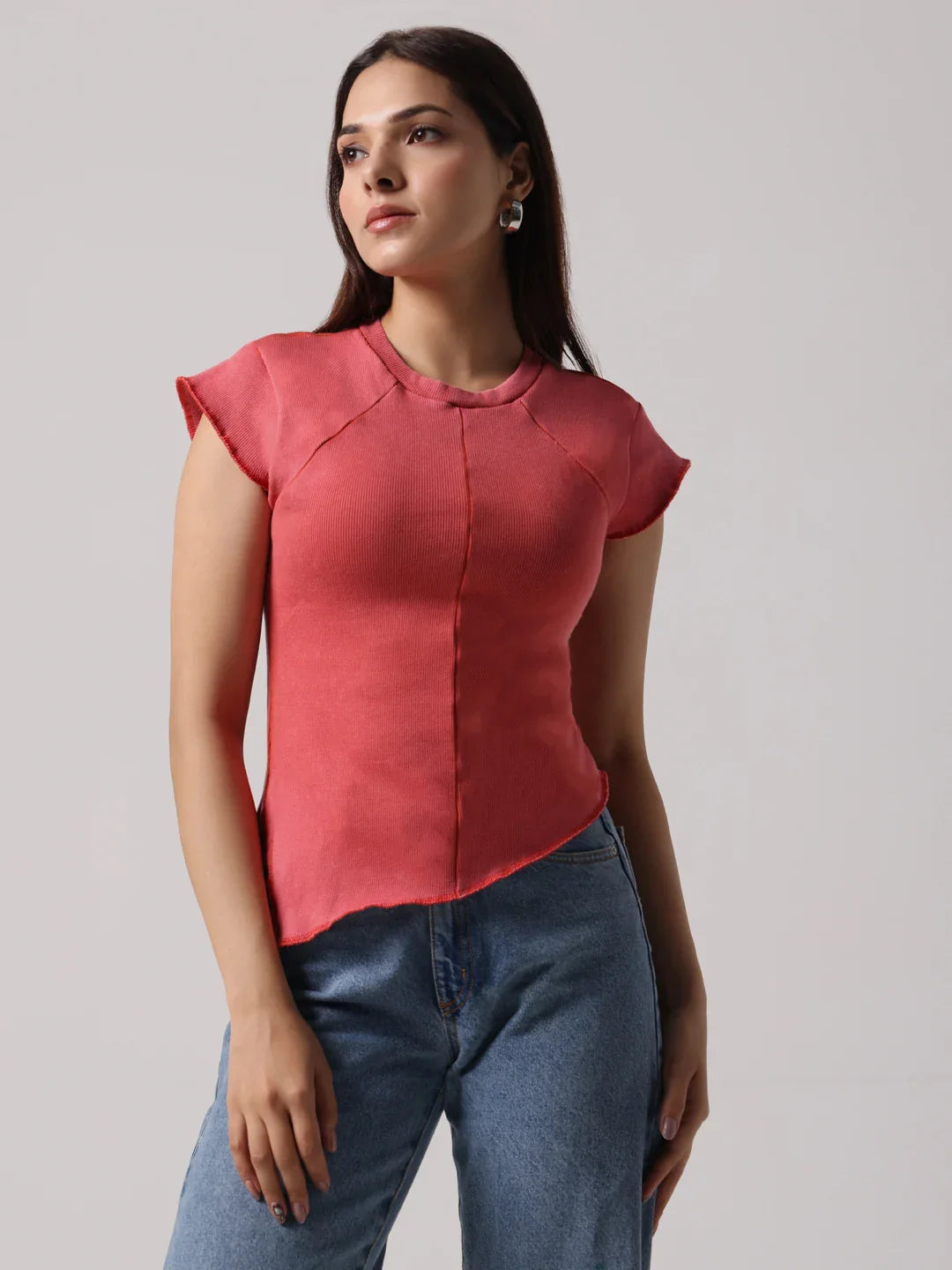 Rose-pink short-sleeve exposed-stitch top with round neck and straight hem