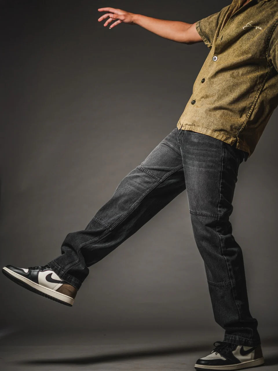 Loose fit dark gray jeans with front knee panel detail