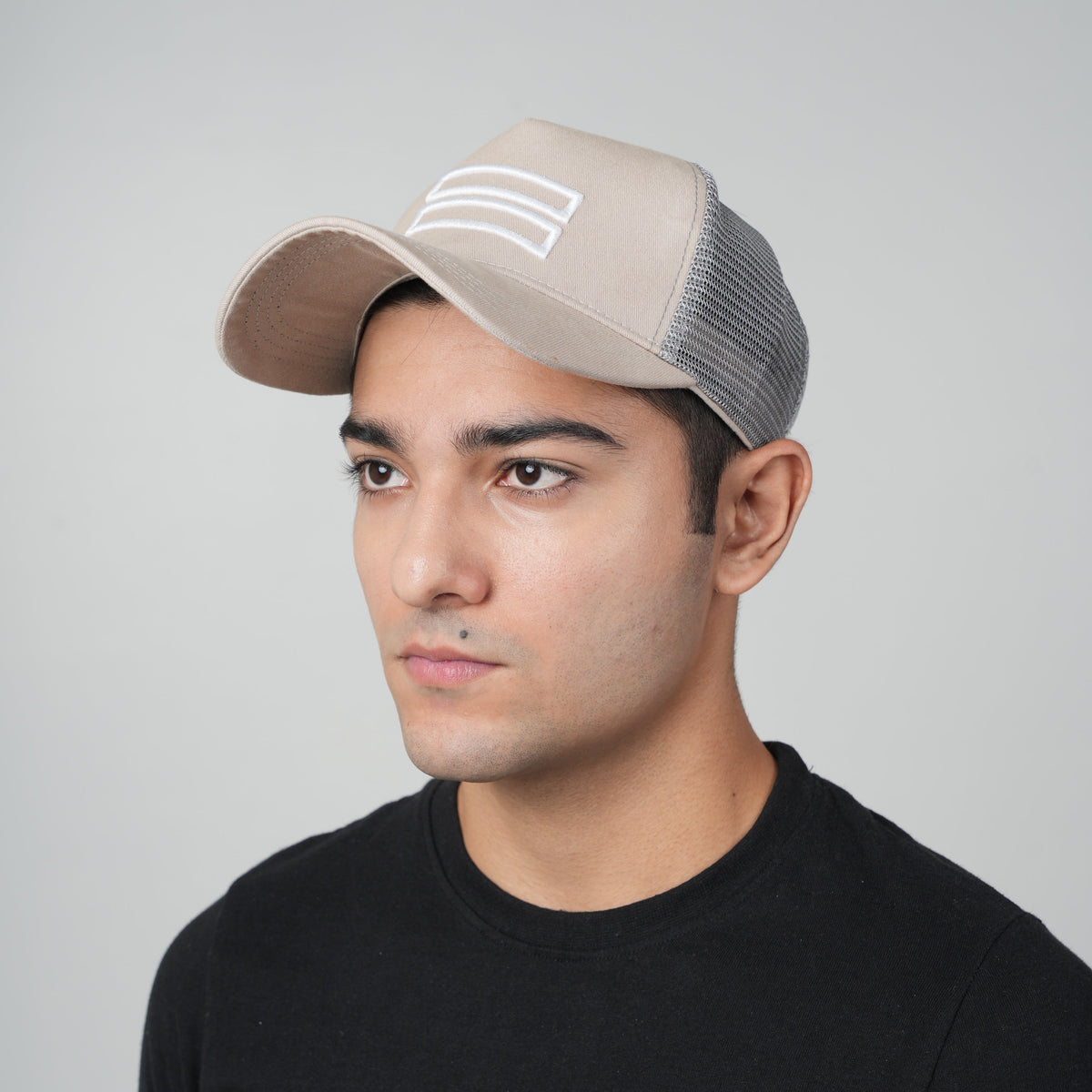 Sahara baseball cap with beige front and gray mesh side panels, front stripes logo
