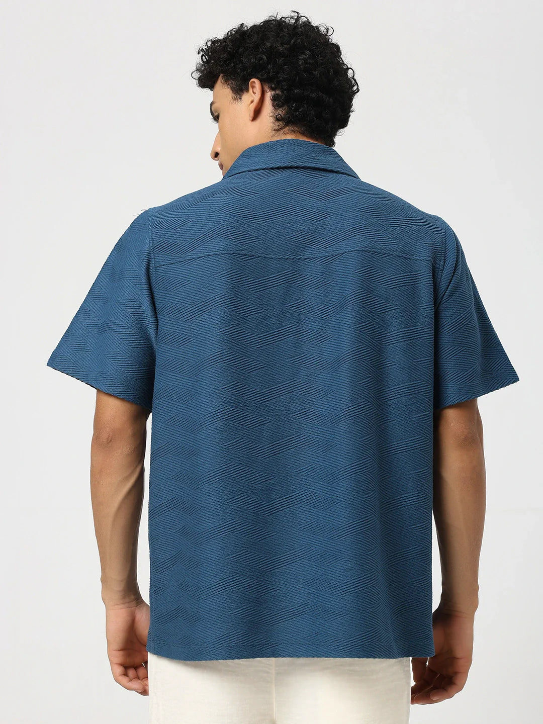 Blue textured bowling shirt, short sleeves and pointed collar, back view