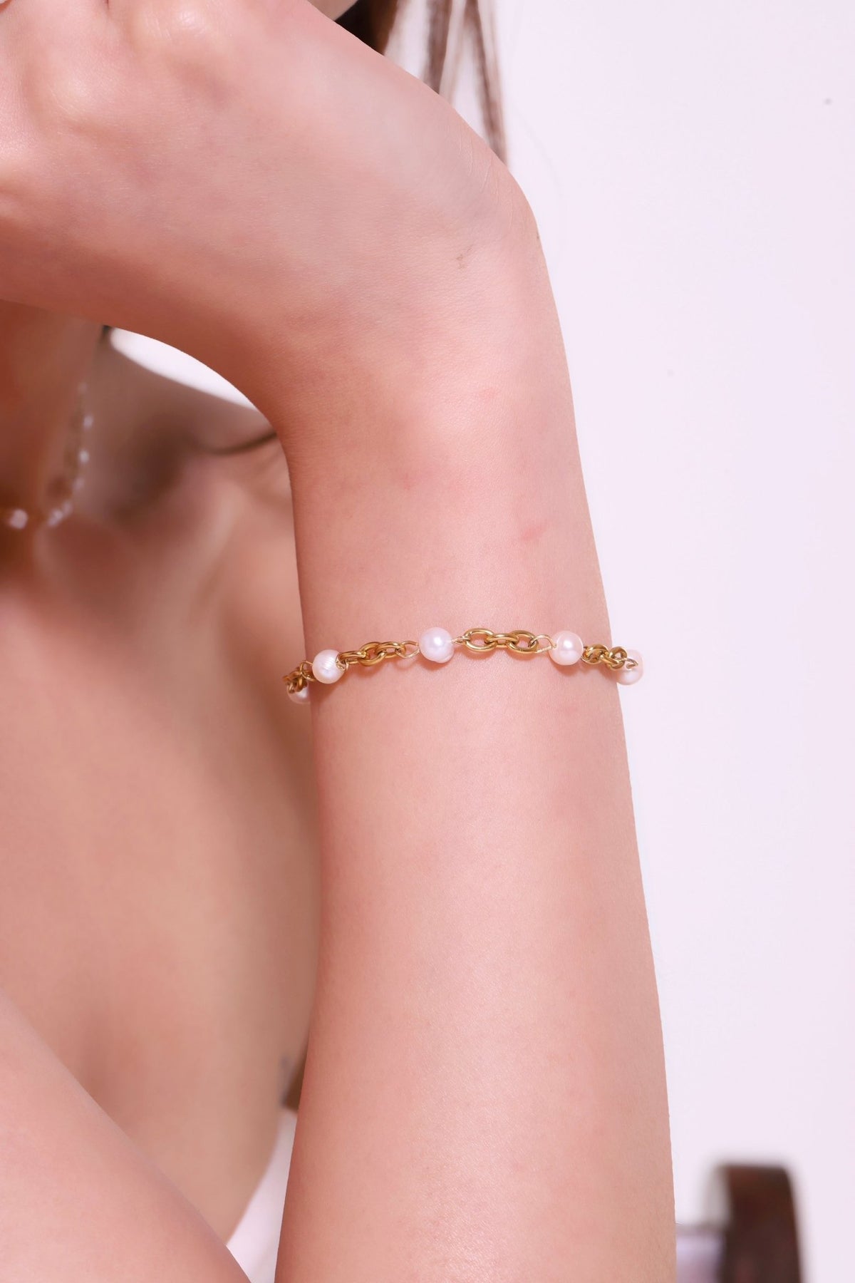 Pearl bead bracelet with delicate gold-tone links