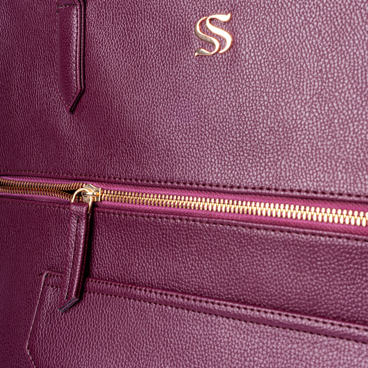 Burgundy leather-look tote bag zipper and stitched edge detail