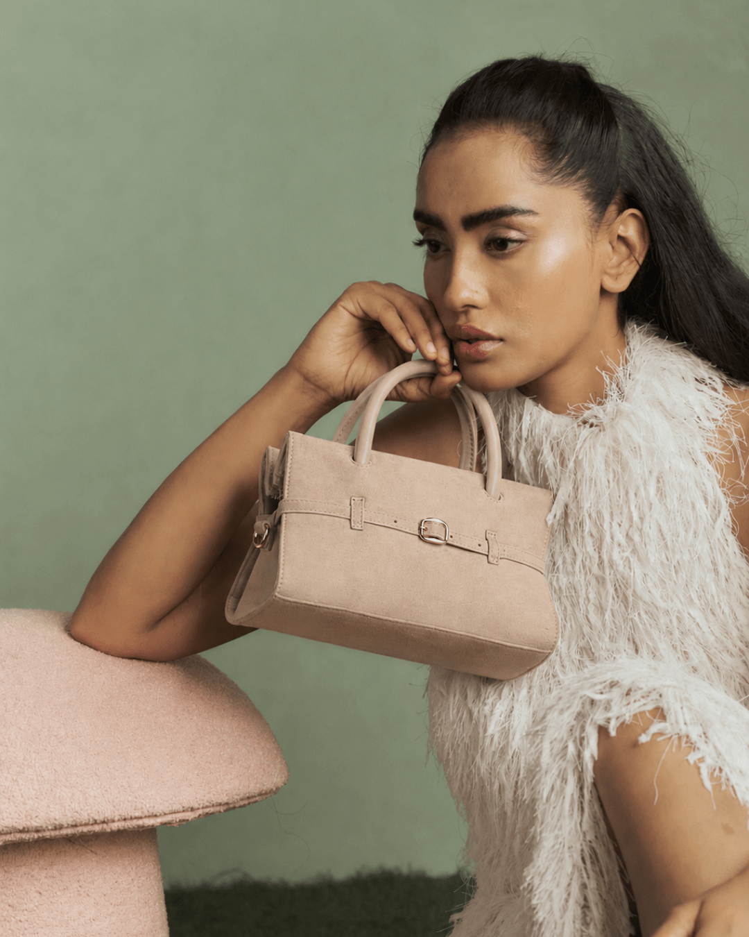 Mini cream handbag held at the side, front buckle and detachable strap