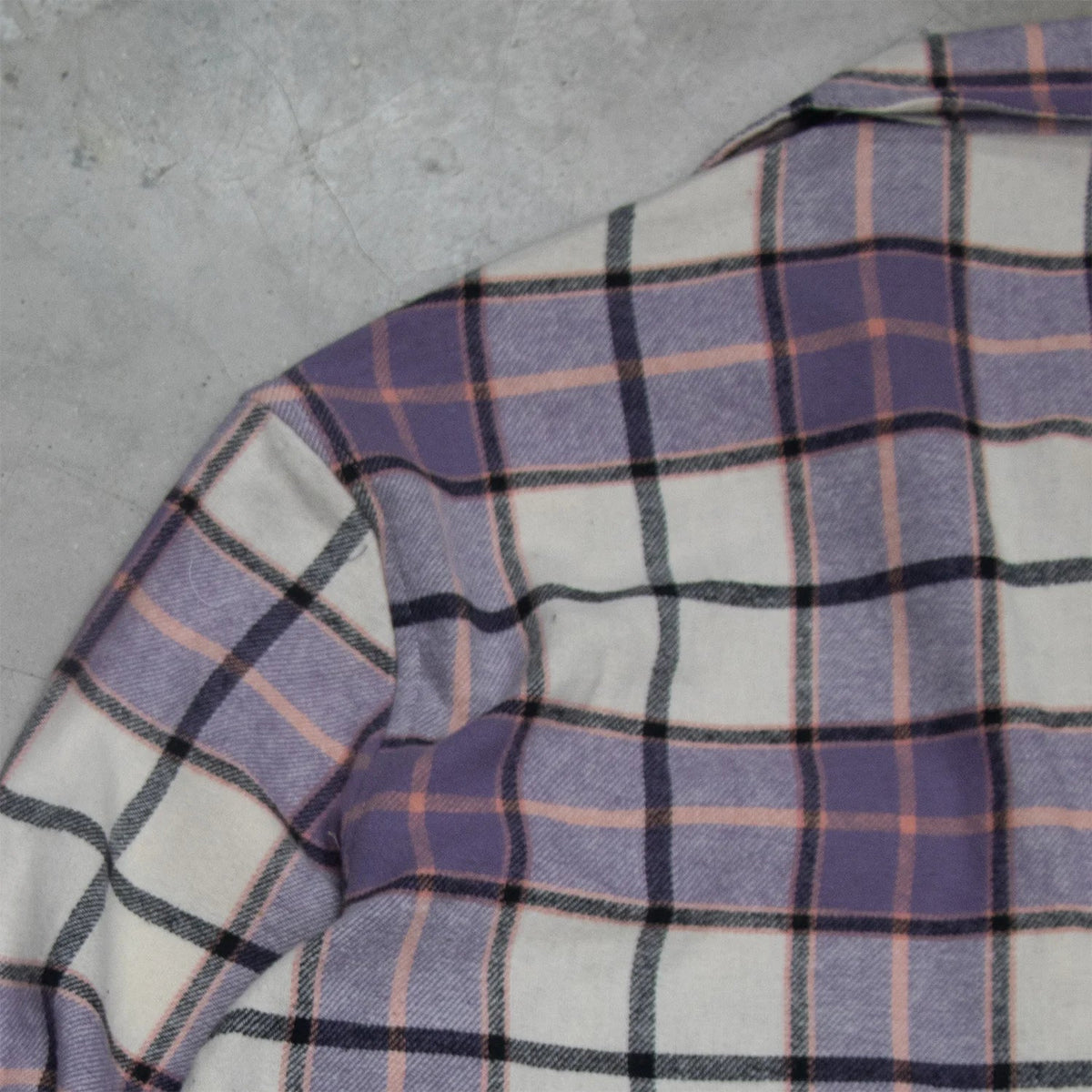 Purple plaid long-sleeve shirt with check pattern and curved hem