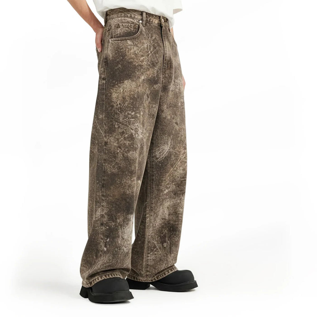 Relaxed baggy jeans with wide leg and speckled rust-brown wash, front seam